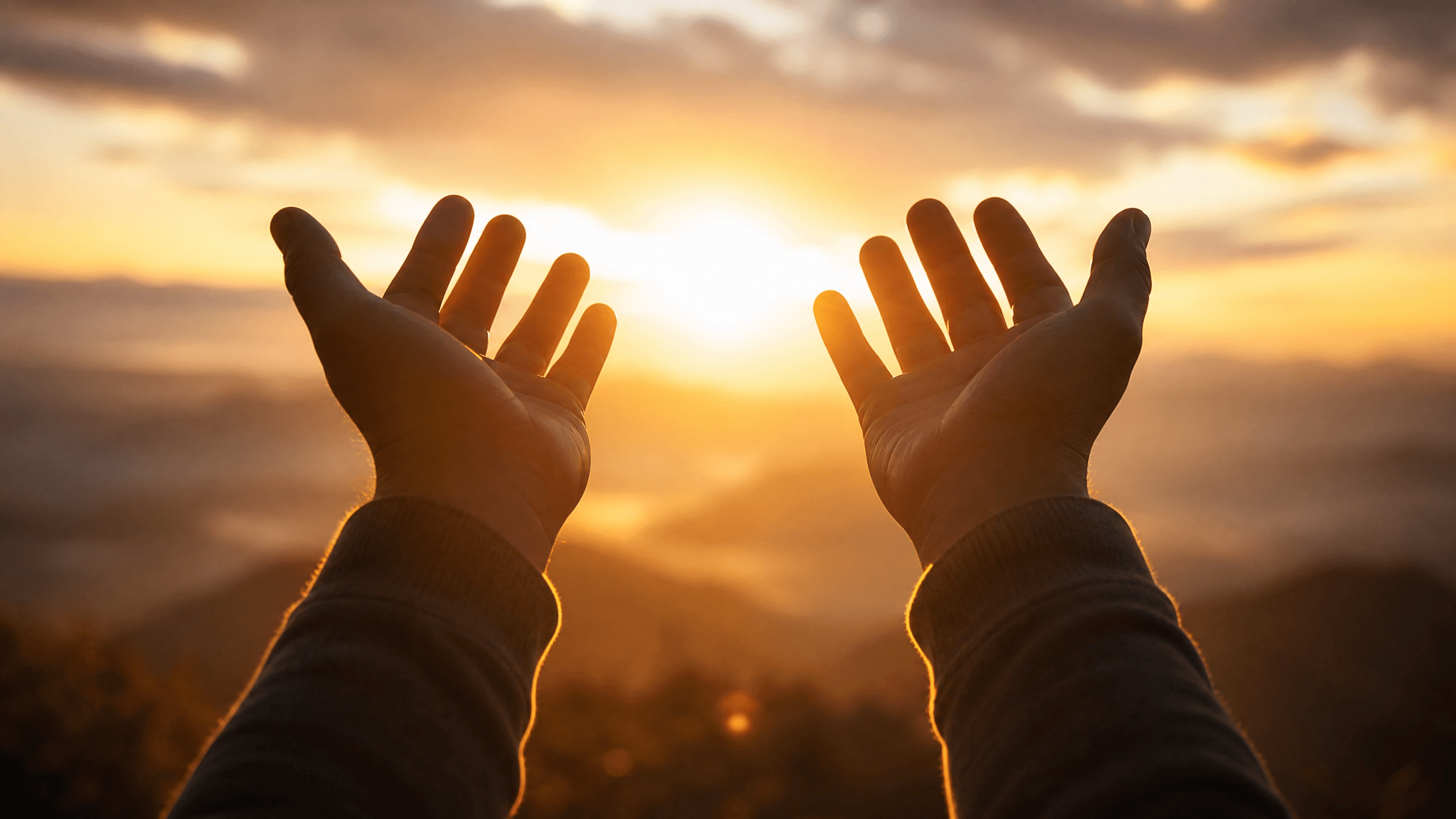 Mãos levantadas ao céu no amanhecer em gesto de louvor e gratidão — Salmo 63
