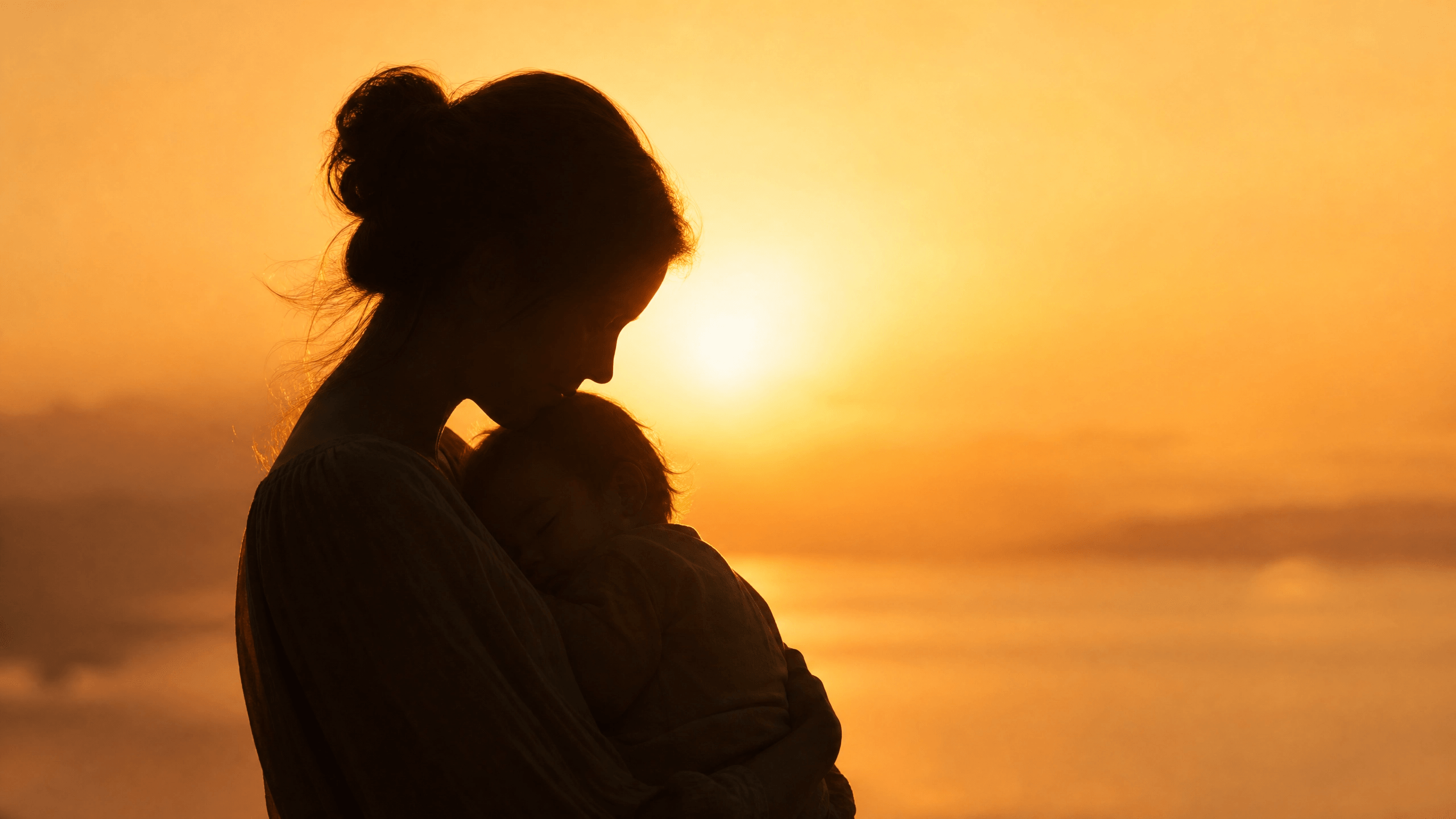 Silhueta de mãe acolhendo criança com luz quente ao fundo — meditação sobre o Salmo 131