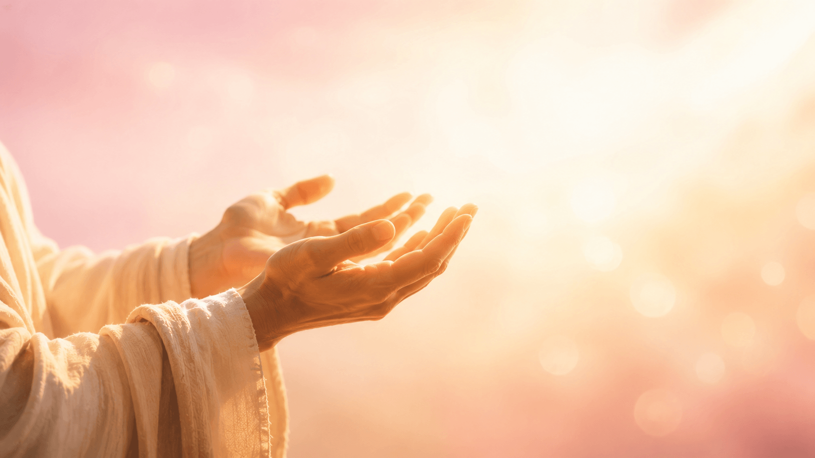 Close de mãos abertas recebendo luz suave, simbolizando gratidão